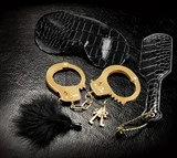 Набор Beginners Fantasy Kit из наручников, пуховки, маски и шлепалки